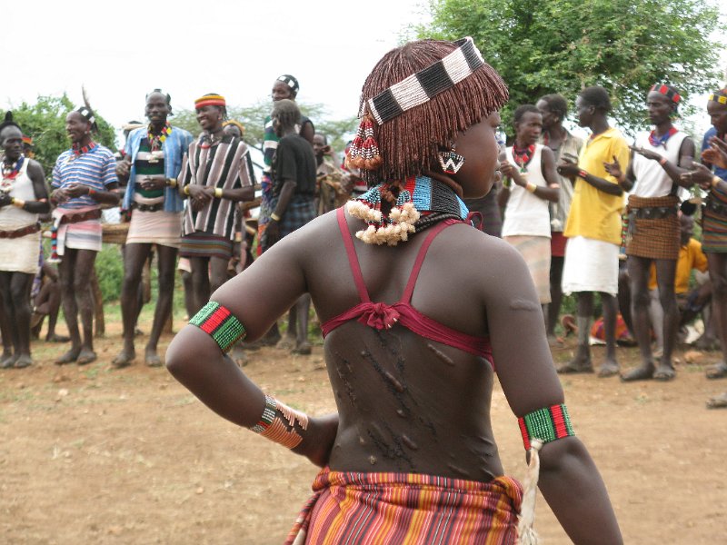 IMG_8613.JPG - Dia després del "salt de la vaca". Marques que es deixen a les dones de la família del "festejat".