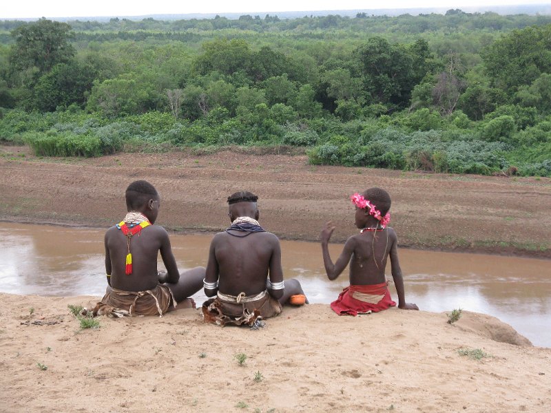 IMG_8693.JPG - Xiquets karo sobre el riu Omo.