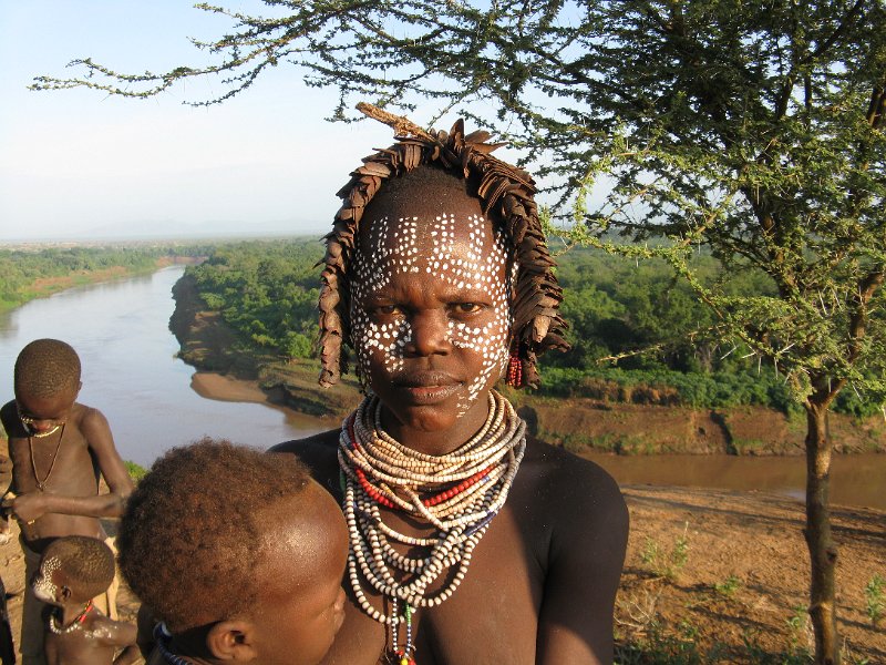 IMG_8705.JPG - Dona i Xiquets karo sobre el riu Omo.