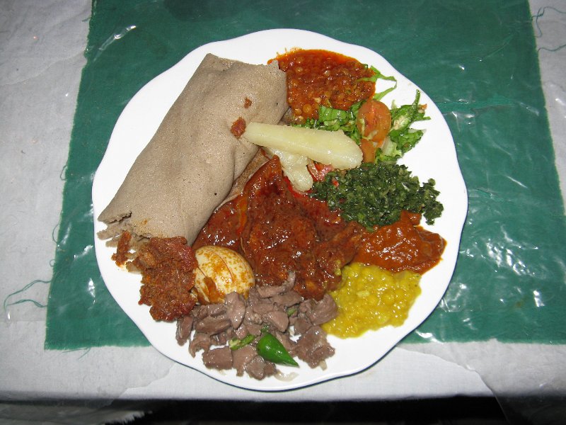 IMG_9123.JPG - Injera. Menjar típic. Pà de teef, salses i carn.