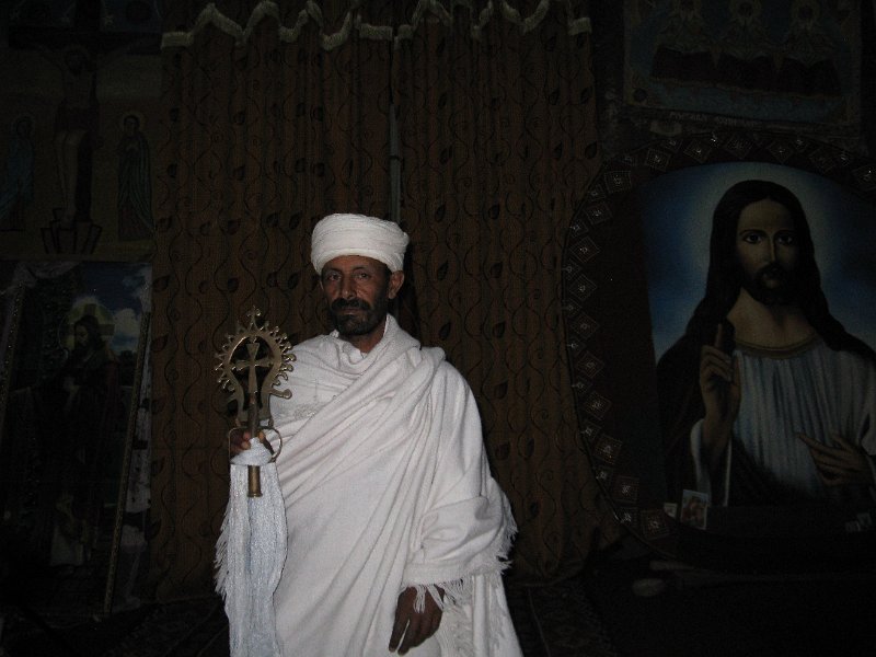 IMG_9868.JPG - monjo amb la creu de Lalibela