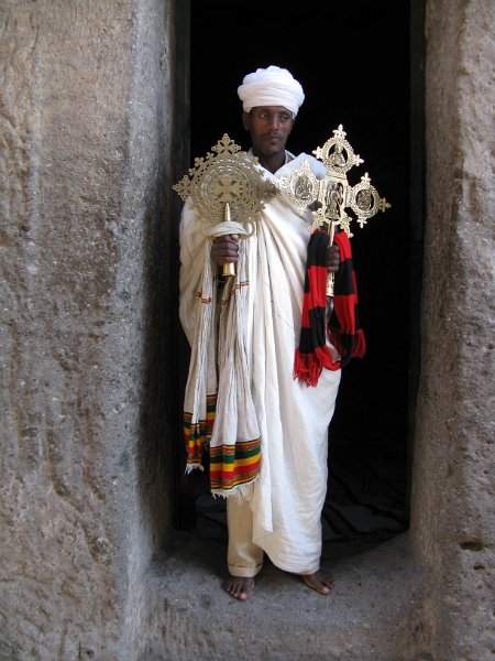 IMG_9940.JPG - Vistes des del monestir amb la creu de Gòndar i d'Axum
