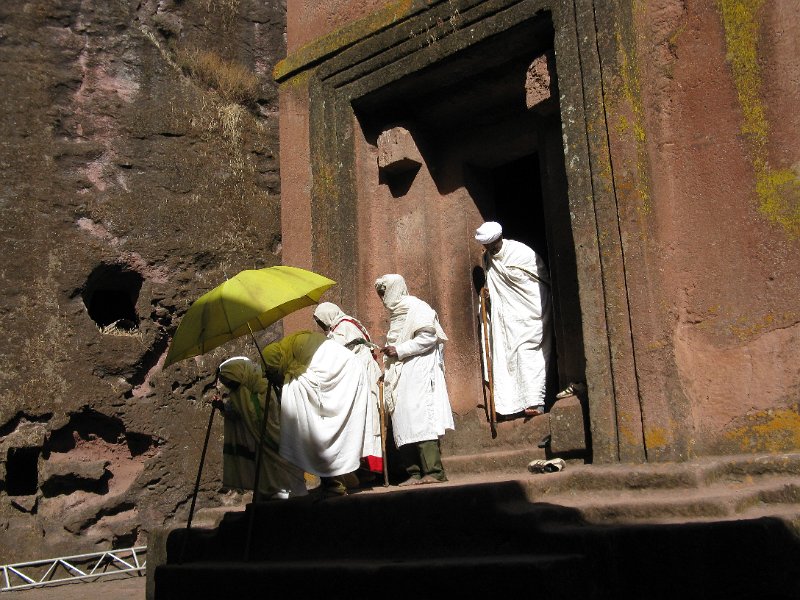 IMG_9960.JPG - Biet Ghiorgis. Fidels sortint