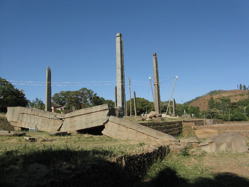 imh_0030.JPG - Estela caiguda. I la restituïda que s'endugué Mussolini