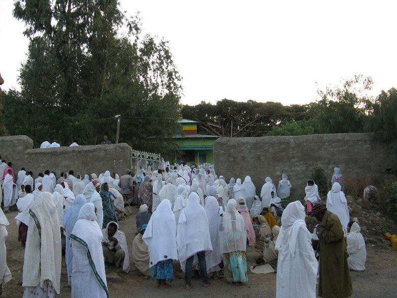 imh_0065.JPG - Fidels fora de l'esgèsia