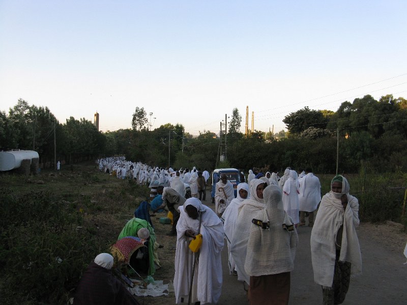 imh_0066.JPG - Riu de gent anant i tornant de l'església
