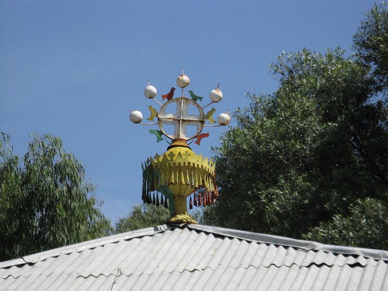 imh_0218.JPG - remat església: Ous d'austruç i ocells.