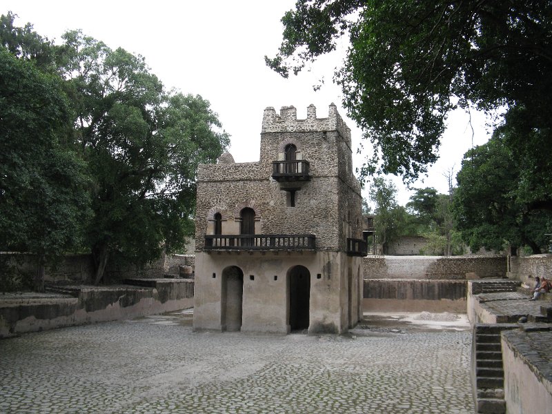 imh_0229.JPG - Piscina i església. (antic palau de descans del rei)