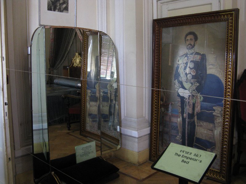 imh_0510.JPG - Espill amb la bala que intentà matar al dictador.