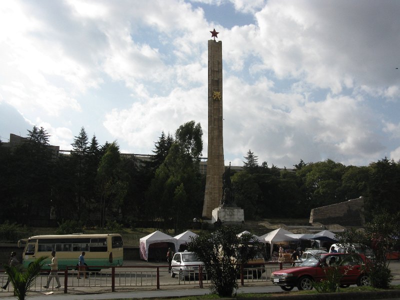 imh_0530.JPG - Monument de l'època de Menguistu. Costà tant i són tan pobres que els fa llàstima tombar-lo.