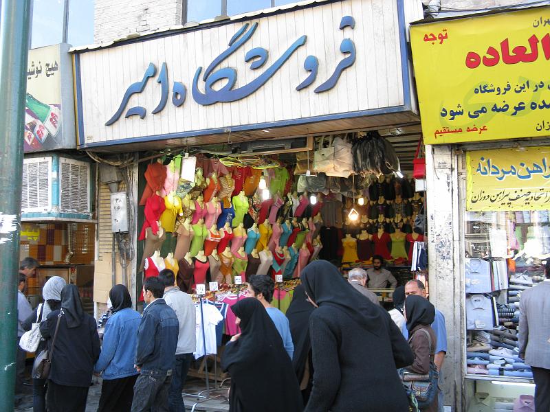 IMG_0041.JPG - Botigues a color, persones en blanc i negre