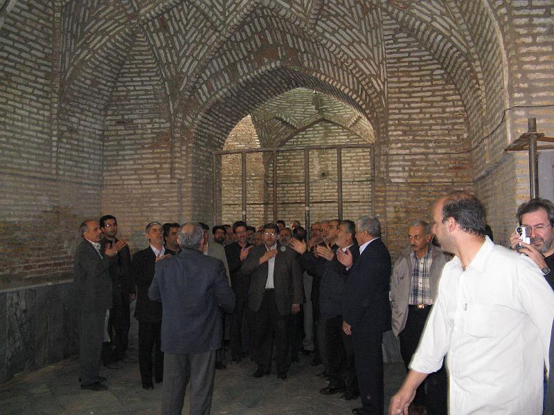 IMG_0052.JPG - Processó en record de Hussein. Els feligressos es passetgen pels carrers del bazar convidant als botiguers a tancar les tendes en senyal de dol. (purament simbòlic)