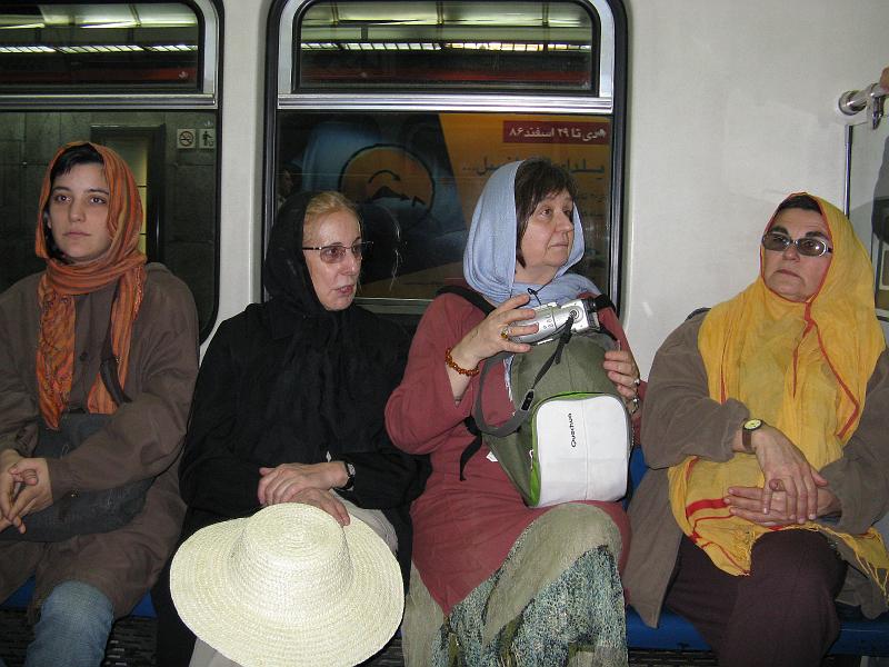 IMG_0065.JPG - Metro Teheran. Turistes occidentals.
