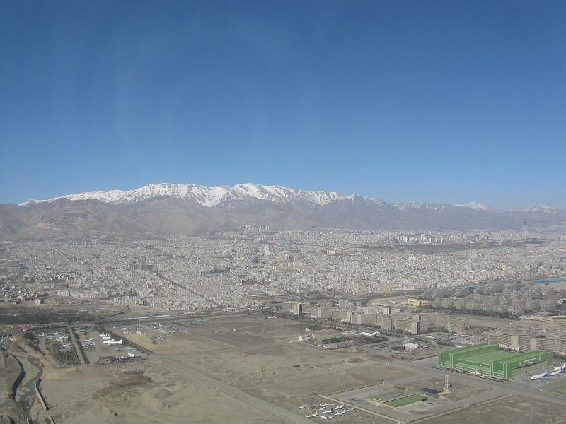 IMG_0074.JPG - Teheran des de l'avió. Al fons Mts. Alborz