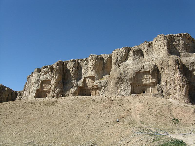 IMG_0163.JPG - Naqsh-e Rustam. Tombes de Artajerjes I, Jerjes i Darius I. Període preaqueménida (2000 AC) a sasànida (500 DC)