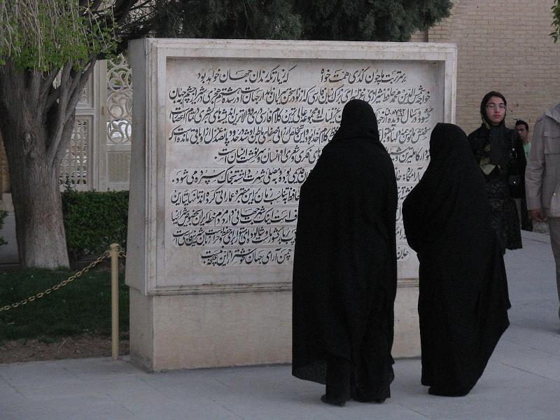 IMG_0174.JPG - Llegint a Hafez.