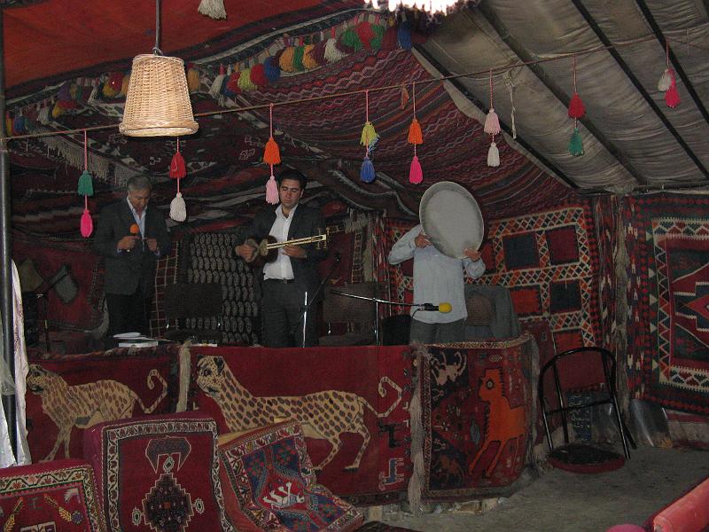 IMG_0185.JPG - Sopar en tenda de nómades.