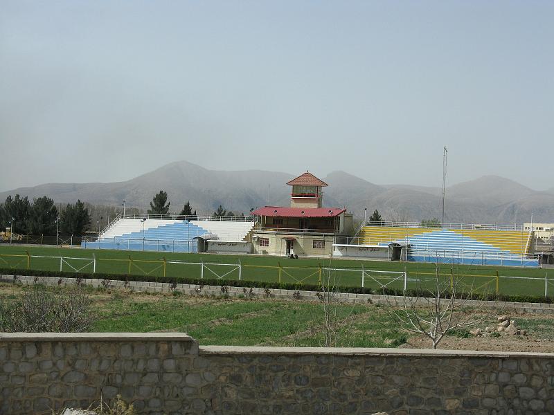 IMG_0187.JPG - Camí de Yazd. Camp de futbol. la pròxima a revolució potser vinga de la seua mà. (Iran-Irlanda)