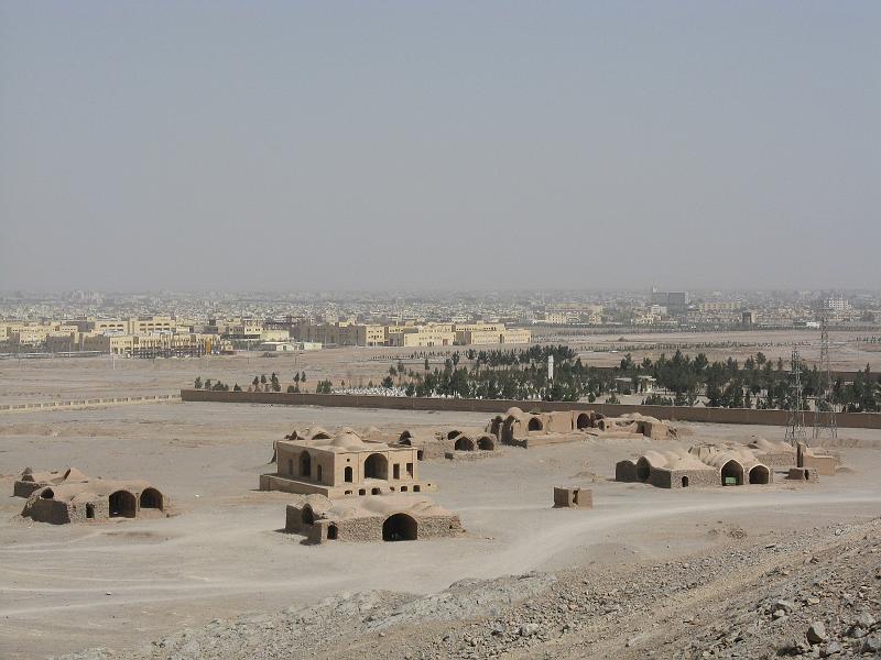 IMG_0242.JPG - Complexe funerari abandonat i cementeri actual dels zoroastristes. (tombes en ciment per no contaminar la terra)