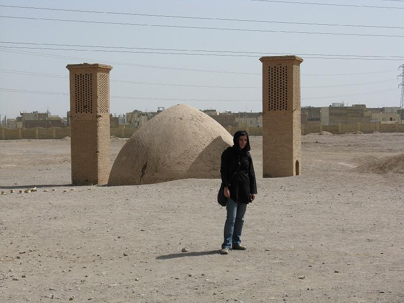 IMG_0251.JPG - Aljub amb torres de ventilació en el complexe funerari.