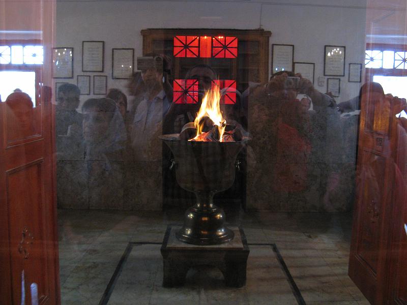 IMG_0264.JPG - Flama que crema de fa 1500 anys. Portada des de Bombay on perdura la religió dels "parsis". Refugiats que fugiren de la invasió dels àrabs.