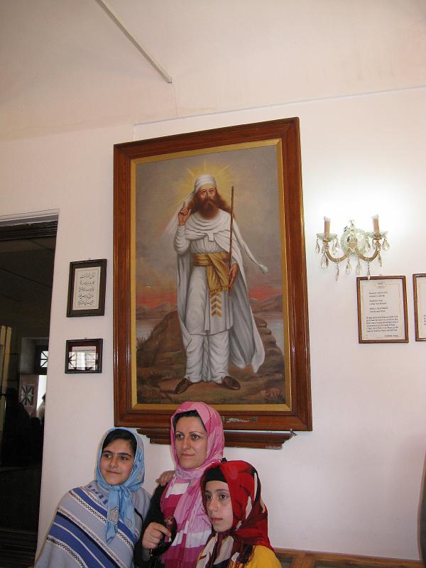 IMG_0265.JPG - Zoroastre i seguidores. Solen vestir més alegres.