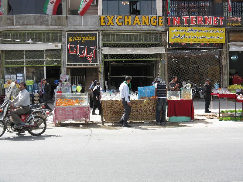 IMG_0268.JPG - Parades amb productes amb noms que comencen per "F". per celebrar com cal el No Ruz (cap d'any persa), en lloc de posar-se braga/calçotet de color roig per obtindre un any venturós, cal comprar i exhibir en lloc preminent de casa, 7 productes que comencen amb "F". Els més comuns: peixos, herba, monedes, ...