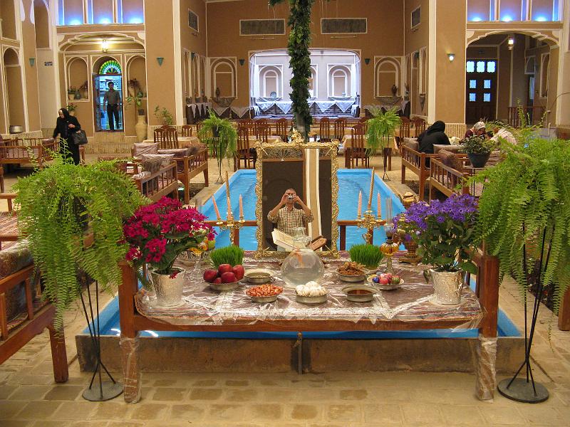 IMG_0291.JPG - Yazd. Restaurant típic. Parament de No Ruz.