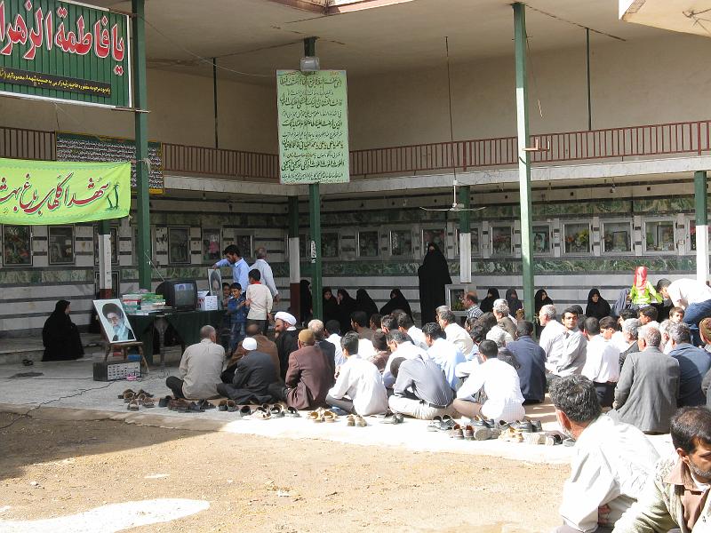 IMG_0336.JPG - Camí d'Isfahan. Poble amb celebració en la Hussainia. (cementeri i sermó)
