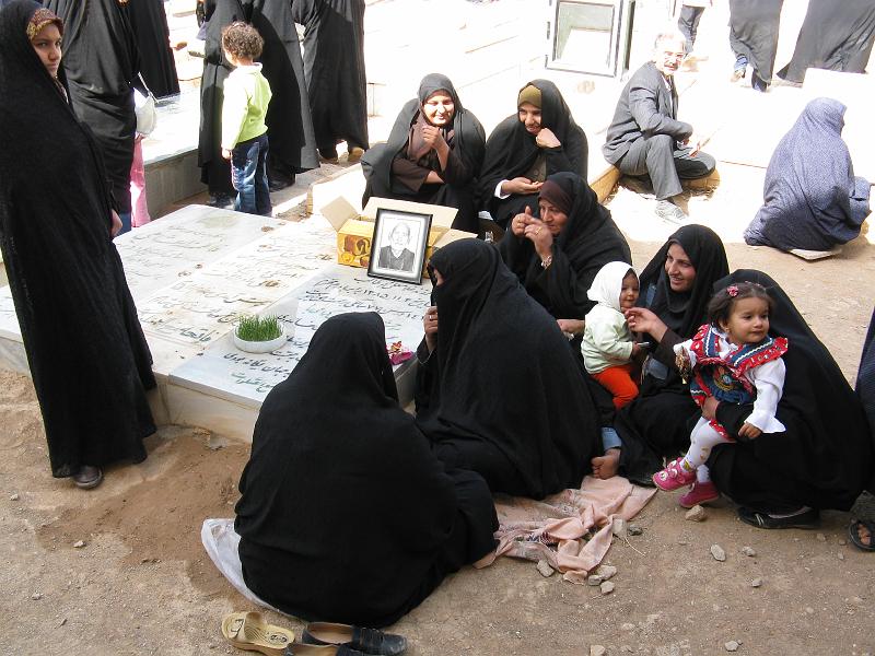 IMG_0339.JPG - Camí d'Isfahan. Poble amb celebració en la Hussainia. (cementeri i sermó)