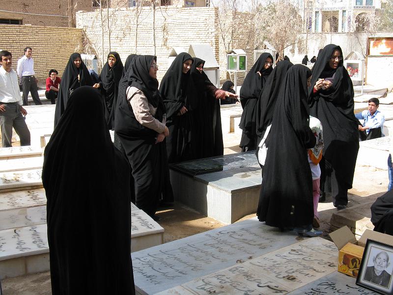 IMG_0340.JPG - Camí d'Isfahan. Poble amb celebració en la Hussainia. (cementeri i sermó)