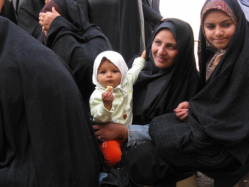 IMG_0341.JPG - Camí d'Isfahan. Poble amb celebració en la Hussainia. (cementeri i sermó)