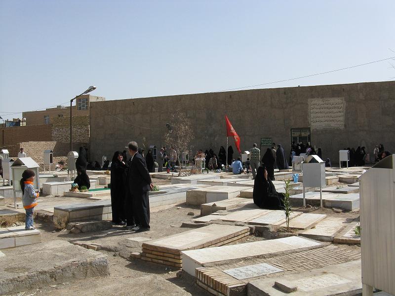 IMG_0343.JPG - Camí d'Isfahan. Poble amb celebració en la Hussainia. (cementeri i sermó)