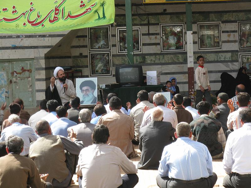 IMG_0344.JPG - Camí d'Isfahan. Poble amb celebració en la Hussainia. (cementeri i sermó)