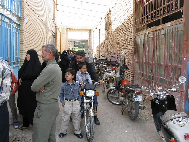 IMG_0345.JPG - Camí d'Isfahan. Poble amb celebració en la Hussainia. Motorisme.