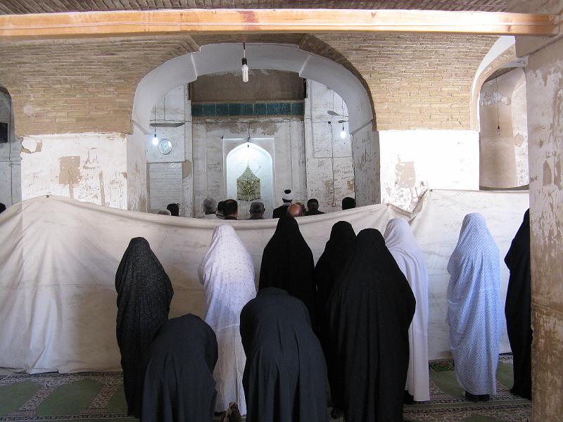 IMG_0358.JPG - Camí d'Isfahan. Altre poble. (?) Mesquita. Durant la celebració. homes i dones separats per un envà.