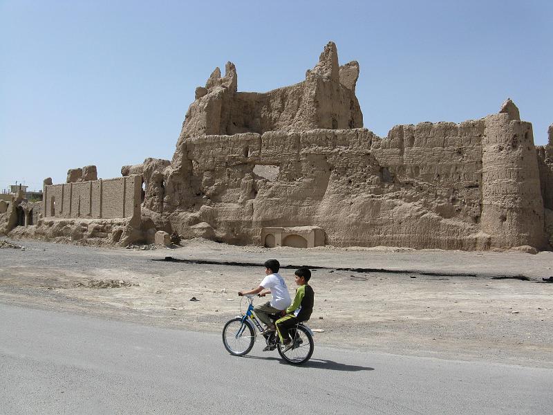 IMG_0370.JPG - Camí d'Isfahan. Altre poble. (?) Castell i muralla que recorden com devia ser Ban abans del terratrémol.