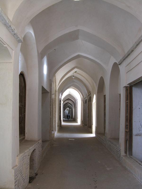 IMG_0371.JPG - Camí d'Isfahan. Altre poble. (?) Bazar tancat.