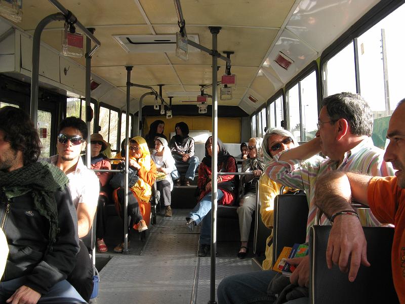 IMG_0379.JPG - Isfahan. Bus públic. Les dones darrere.