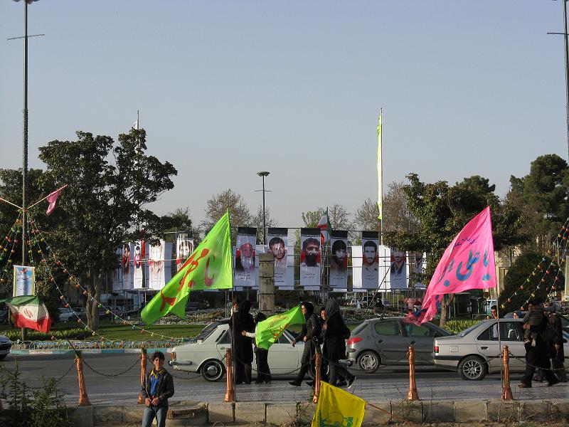 IMG_0384.JPG - Isfahan. Des del Pont dels 33 ulls. Màrtirs a tot arreu.