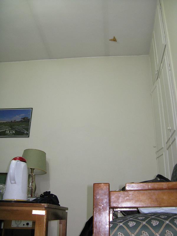 IMG_0402.JPG - Curiositat. Totes les habitacions d'hotel tenen un coran, una peça de terra cuita (preferentment dela sagrada Kerbala) per pregar amb el front tocant terra i, un senyal en la paret o sostre per orientar-se a la Meca