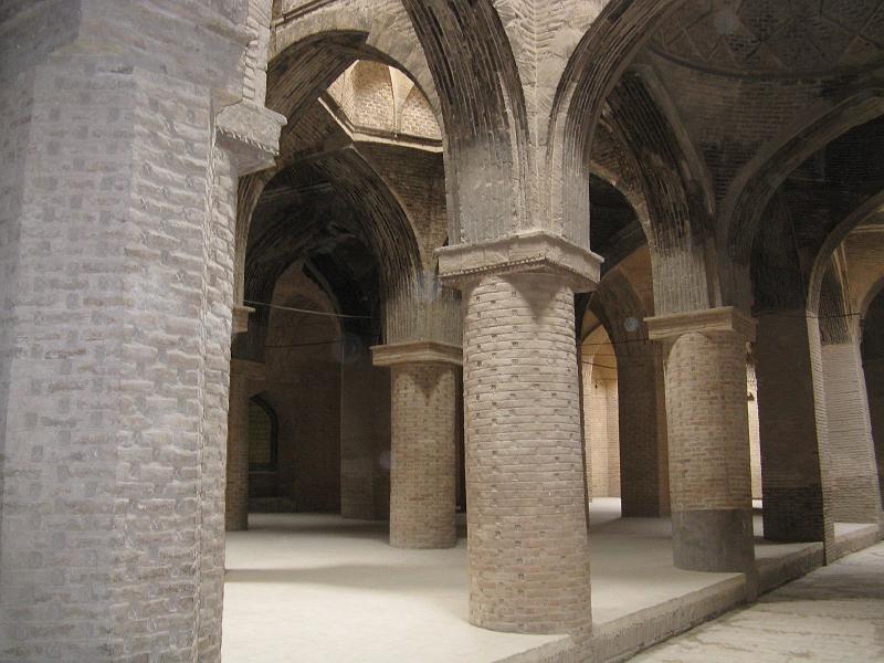 IMG_0405.JPG - Isfahan. Mesquita del divendres. Bosc de columnes. A prop caigué un míssil iraquià que matà moltes persones al proper bazar.