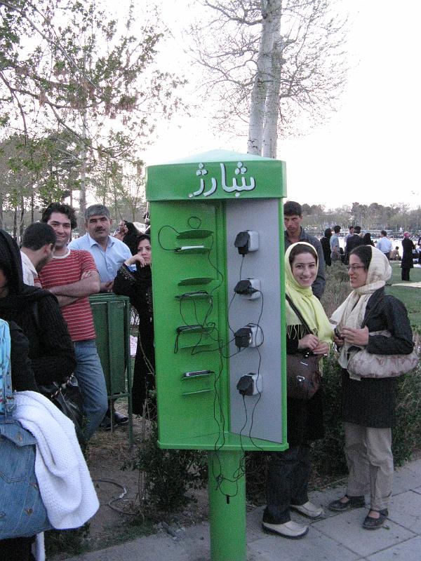IMG_0565.JPG - Isfahan. Carregadors de mòbils.