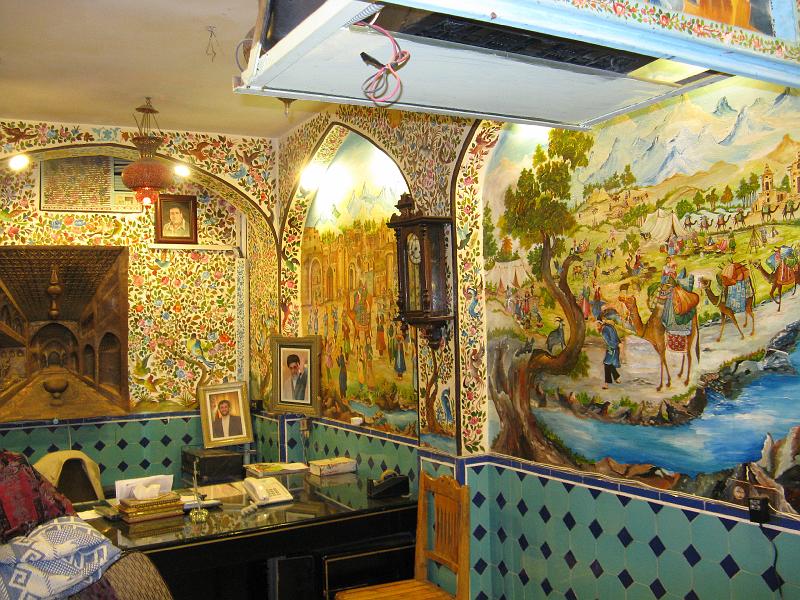 IMG_0572.JPG - Isfahan.  Decoració del restaurant en la Pça.