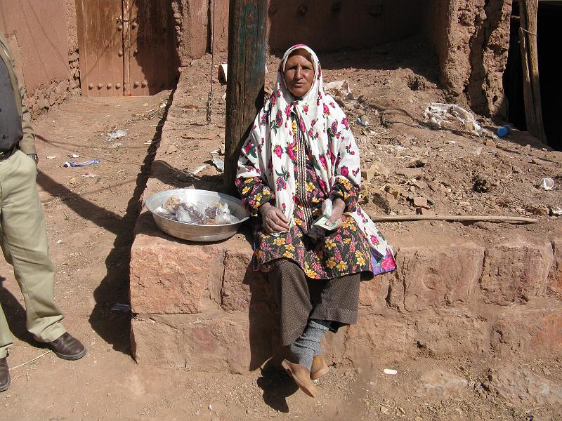 IMG_0601.JPG - Venedora de fruita seca. Abyaneh