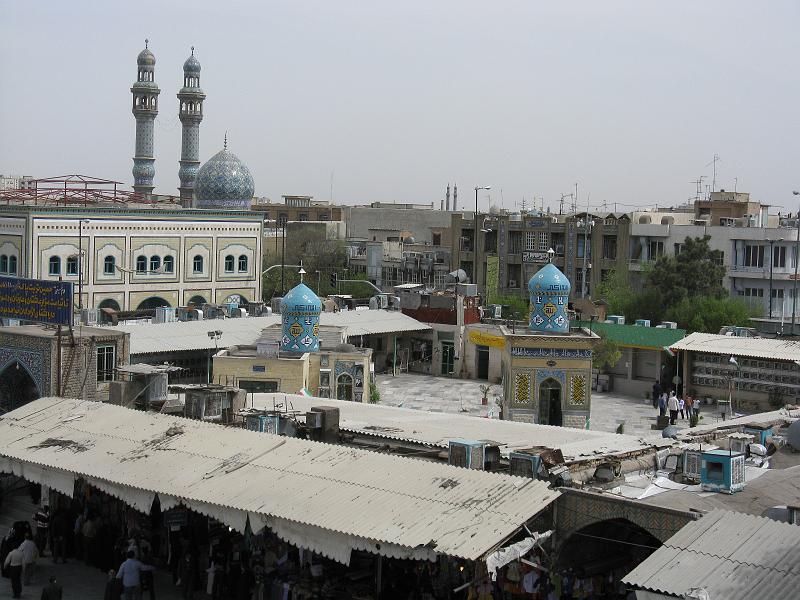 IMG_0690.JPG - Qom. Vista de cementeri dels màrtirs i madrasa des de l'hotel.