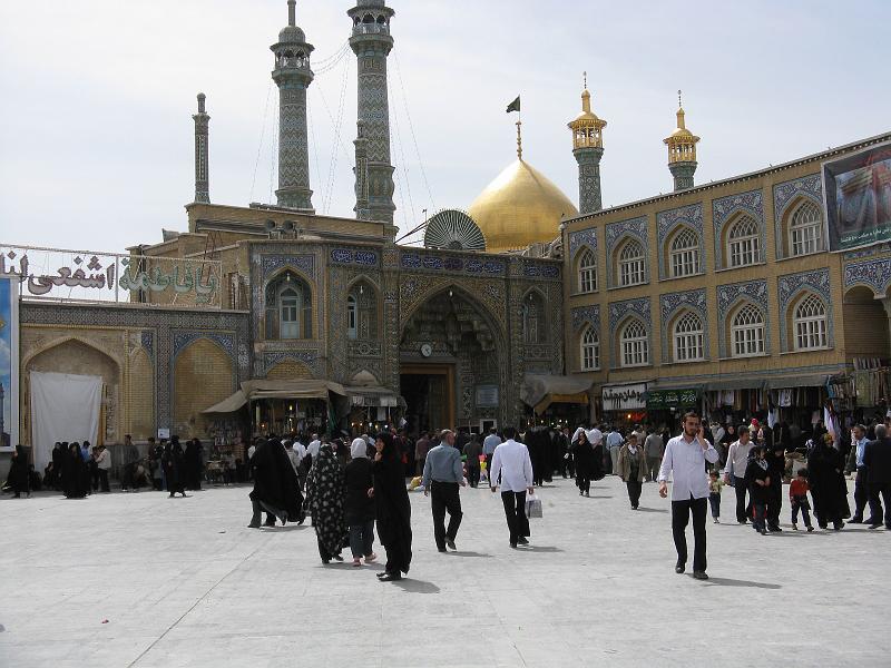 IMG_0692.JPG - Qom. Vista de cementeri dels màrtirs i madraça des de l'hotel.