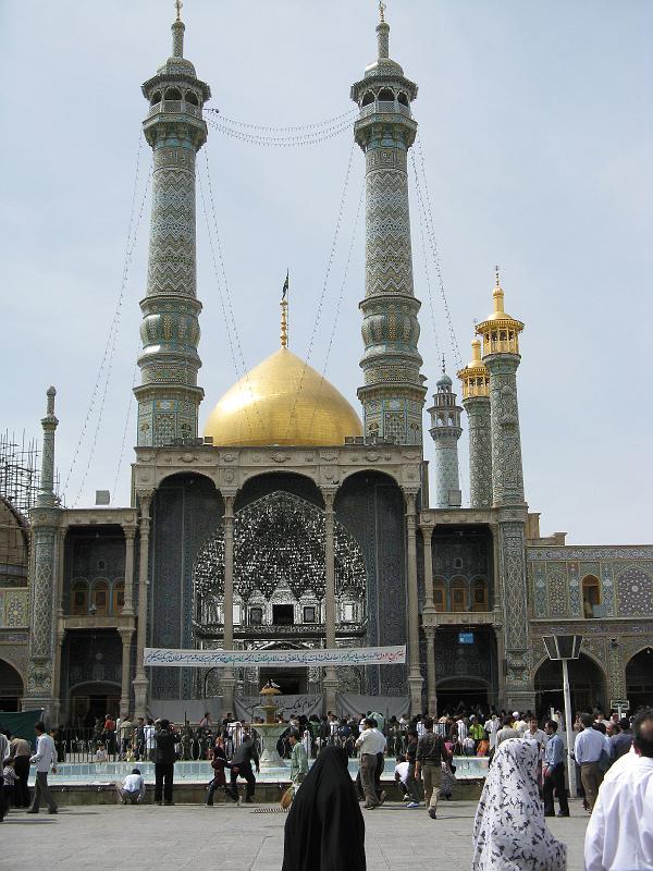 IMG_0699.JPG - Qom. Ciutat santa d'Iran. Capital del clergat. Aquí estudien els mulàs. D'ací va eixir cap a l'exili a París l'aiatolà Khomeini.