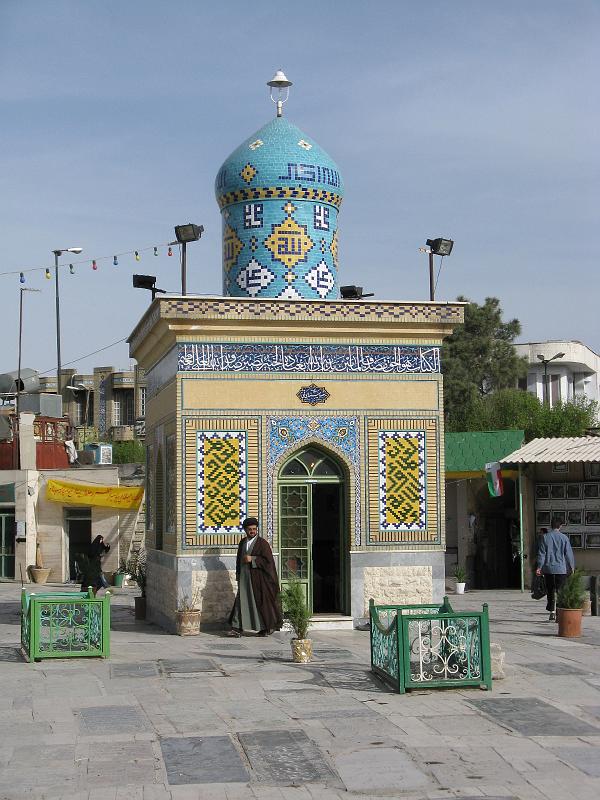 IMG_0731.JPG - Qom. cementeri dels màrtirs. Mulà descendent del profeta. Turbant negre.