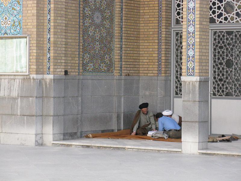 IMG_0735.JPG - Qom. Madrasa. Mulàs i alumne discutint alguna sura del Coran.